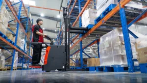 Thiết bị nâng với bệ đứng lái cực phù hợp cho các kho quy mô vừa và lớn.