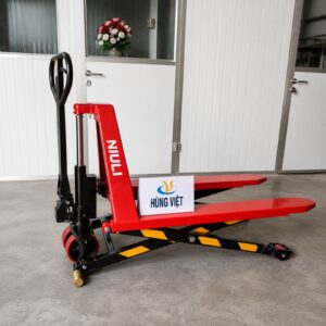 Xe nâng tay cắt kéo 1 tấn khi hạ thấp thì gọn như xe nâng tiêu chuẩn.
