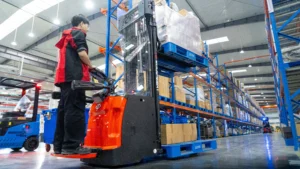 Xe sử dụng hệ thống trợ lực lái điện tử EPS giúp giảm mệt mỏi cho người vận hành và tăng độ chính xác khi đánh lái.