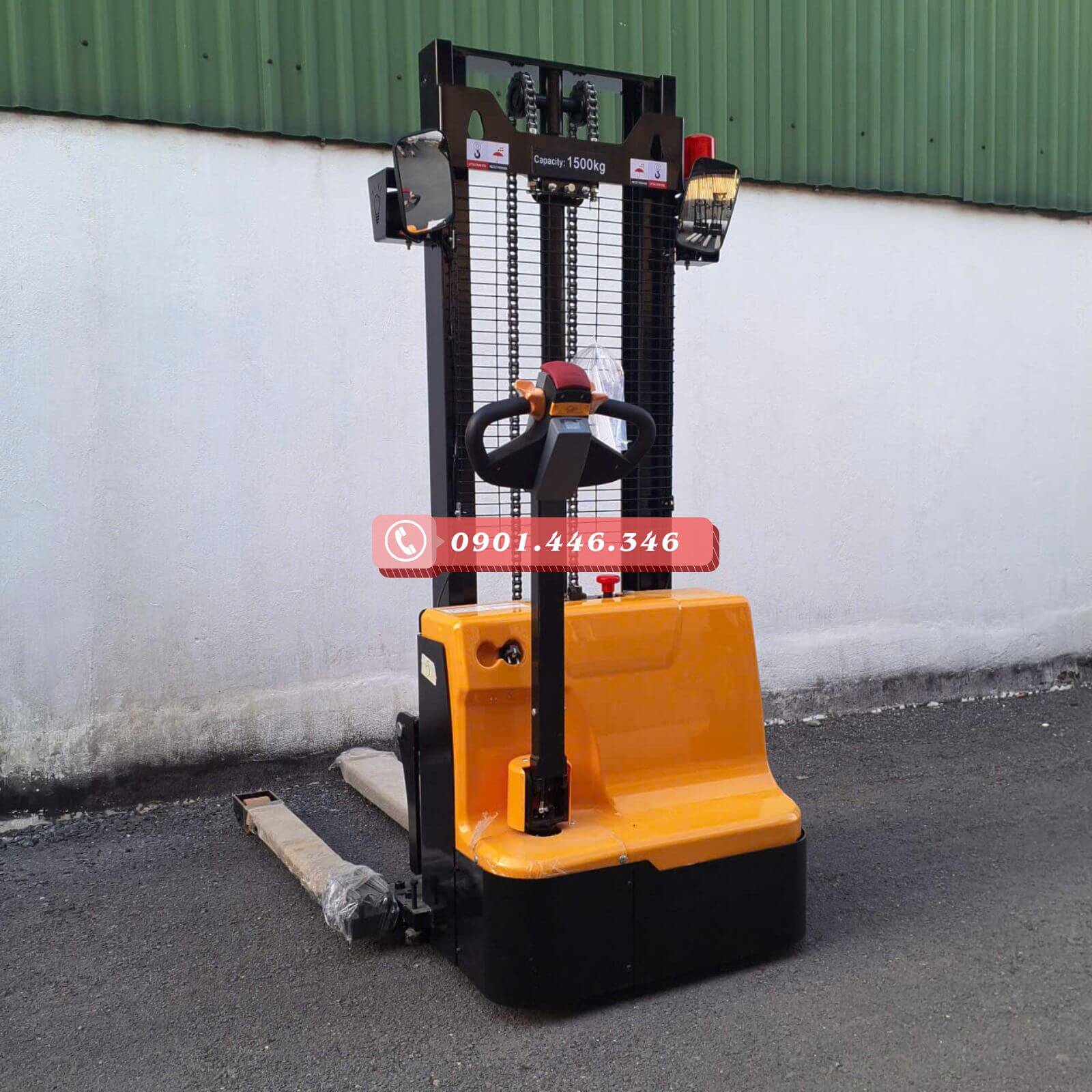 Thiết bị tích hợp gương và đèn giúp làm việc an toàn hơn.