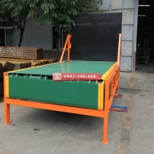 Dock dẫn cont được trang bị các cơ cấu khóa an toàn và hệ thống chống trượt.