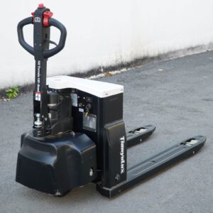 Tải trọng 3 tấn cùng motor cực lớn giúp xe hoạt động bền bỉ hơn các mẫu xe nâng điện thường.