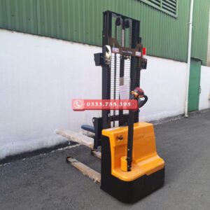 Xe nâng điện cao 3m tải 1.5 tấn thích hợp cho các kho hàng có kệ cao.