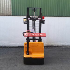 Thiết bị có tích hợp gương chiếu hậu và đèn cảnh báo an toàn.