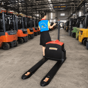 Trang bị phanh điện giúp xe dừng chính xác, tăng độ an toàn trong quá trình sử dụng và hạn chế rủi ro va chạm.