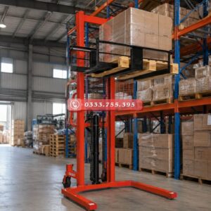 Xe nâng tay cao chân rộng được thiết kế với phần chân mở rộng giúp làm việc hiệu quả với nhiều loại pallet khác nhau.
