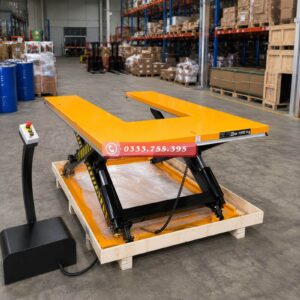 Bàn thủy lực chữ U giúp xe nâng tay lấy hàng trên pallet chính xác.