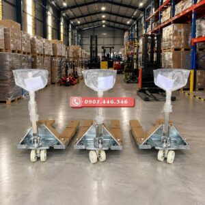 Xe nâng mạ kẽm 2.5t phù hợp với ngành thủy sản, thực phẩm nhờ chống gỉ và tính vệ sinh cao.