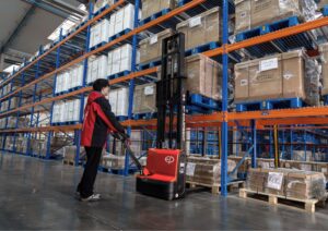 Chiều cao nâng tù 3m-3m9 giúp xếp và lấy hàng trên các kệ cao cực tiện lợi.